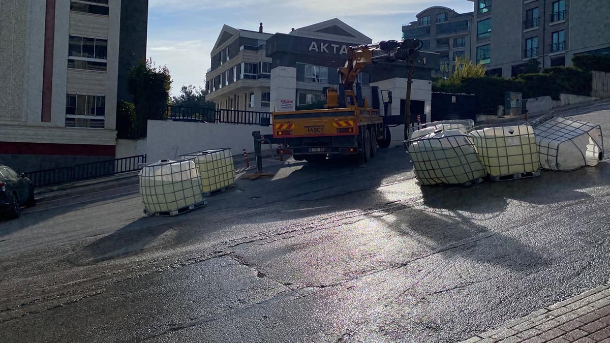 Bursa'da Kamyondan Düşen Tanklardan Sızan Kimyasal Madde Yola Yayıldı