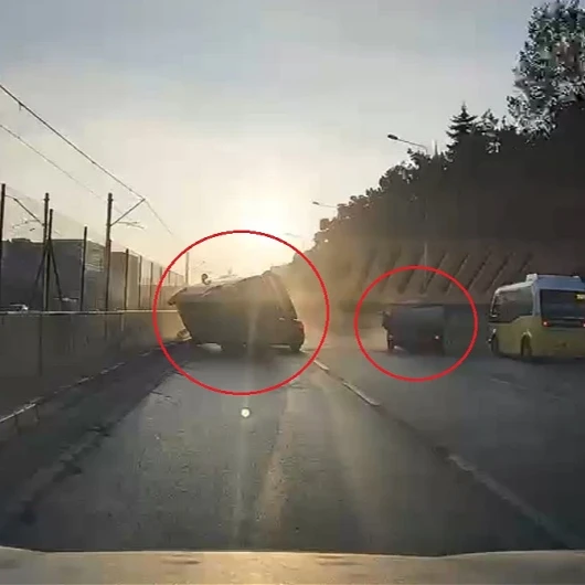 Bursa'da Kamyonet Çarpması Sonucu Hafif Ticari Araç Otomobilin Üstüne Devrildi: 2 Yaralı