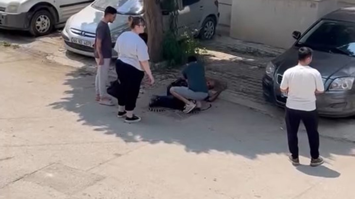 Bursa'da kardeşlerin kanlı bıçaklı kavgası anbean kamerada
