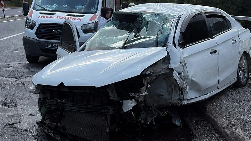 Bursa'da Kontrolden Çıkan Otomobil Köprü Demirlerine Çarptı: 5 Yaralı