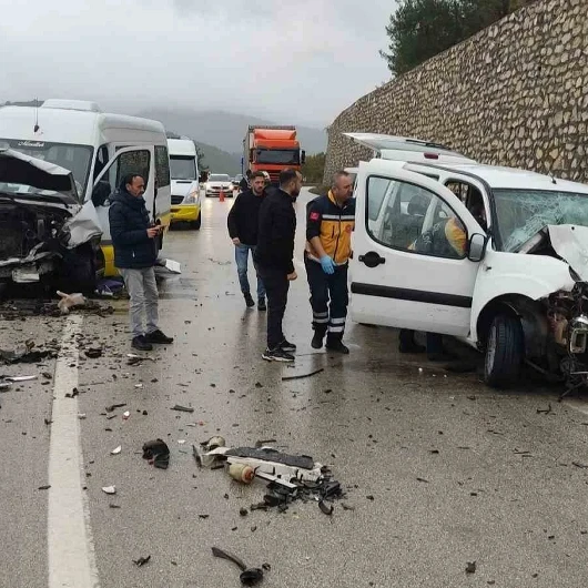 Bursa-Keles yolunda feci kaza: 1 ölü, 10 yaralı