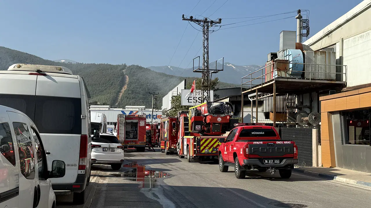 Bursa Kestel'de kumaş fabrikasında yangın: Hasar meydana geldi