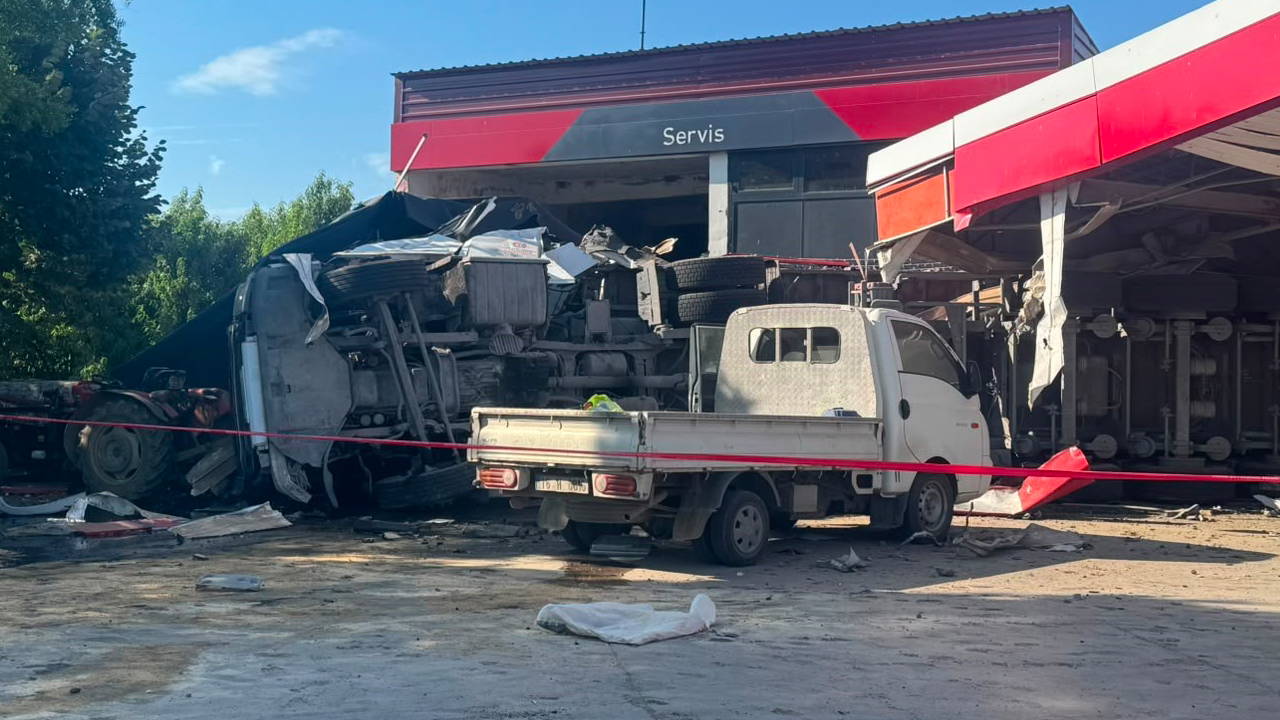 Bursa'da Kömür Yüklü TIR Akaryakıt İstasyonuna Daldı: 1 Ölü, 2 Yaralı