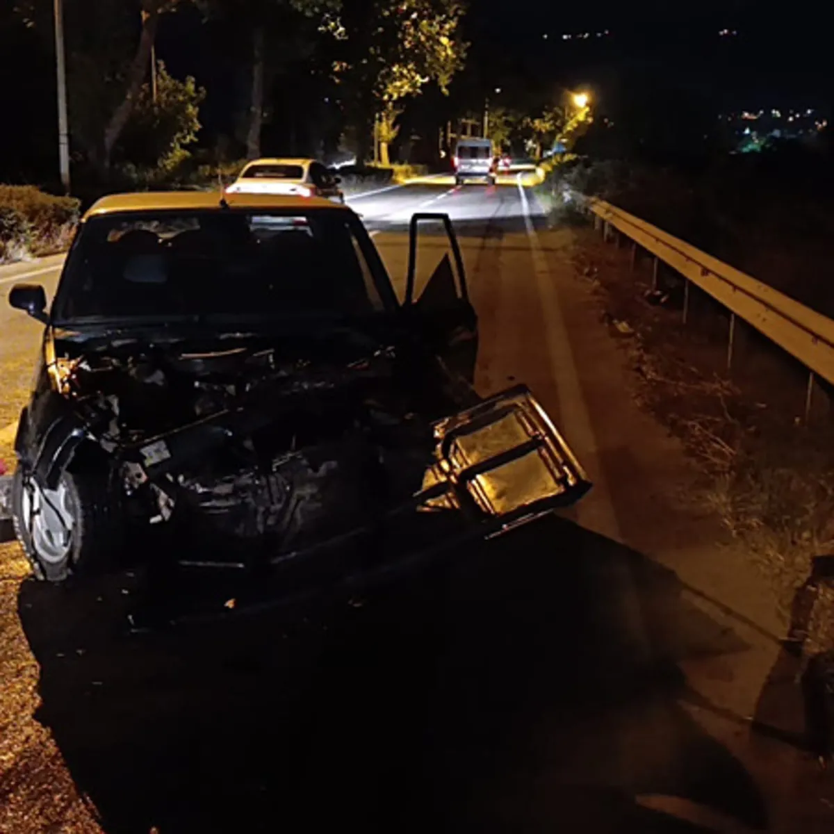 Bursa'da Kontrolden Çıkan Araç Refüjdeki Ağaca Çarptı: Sürücü Yaralandı