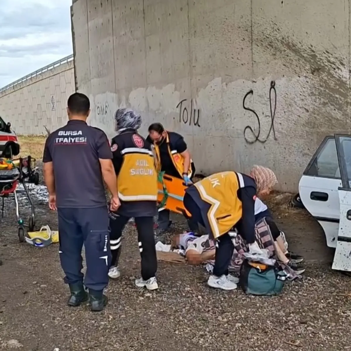 Bursa'da kontrolden çıkan otomobil beton duvara çarptı: 3 ölü, 2 yaralı