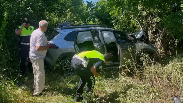 Bursa'da Lastiği Patlayan Cip Şarampole Devrildi: 3 Yaralı