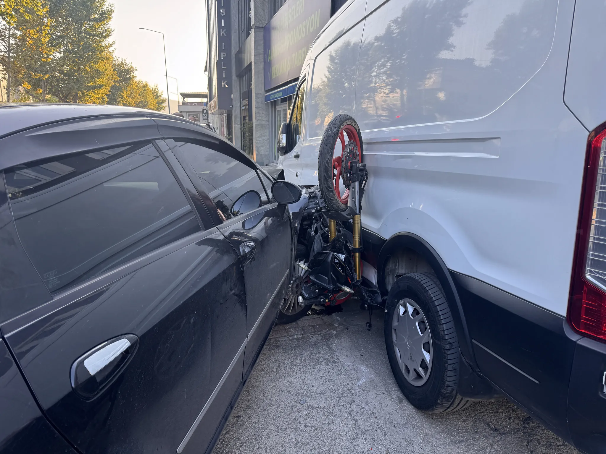 Bursa'da Motosiklet Kazası: İki Araç Arasında Sıkışan Sürücü Ağır Yaralandı