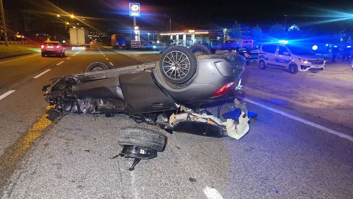 Bursa'da Otomobil Kamyonete Çarptı: 1 Ağır 3 Yaralı