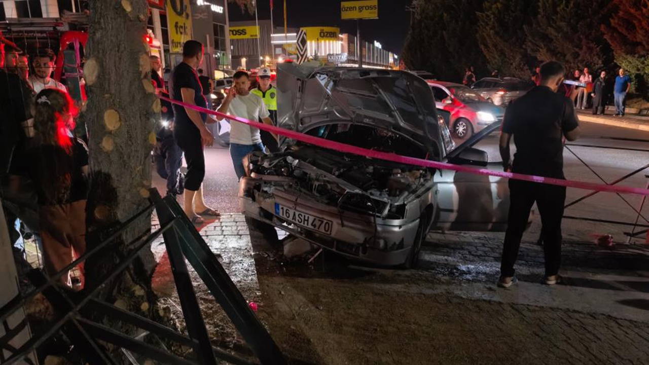 Bursa'da Otomobil Beton Direğe Çarptı: Sürücü Sıkıştı