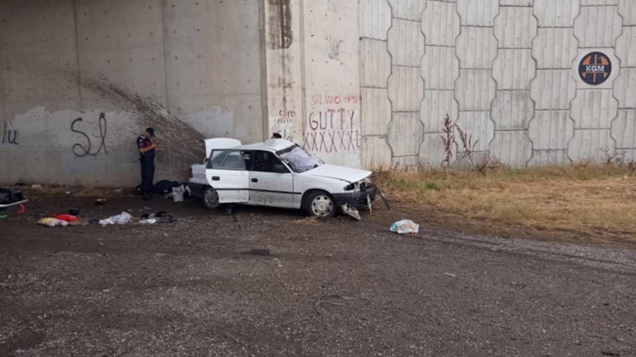 Bursa'da otomobil beton duvara çarptı: 3 ölü, 2 yaralı