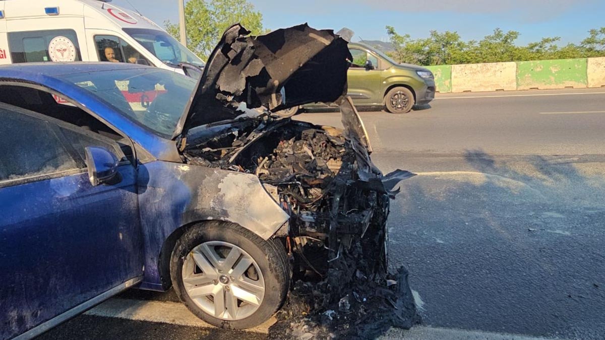 Bursa'da Motordan Alev Yükselen Otomobil Dakikalar İçinde Kül Oldu