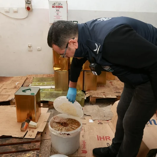 Bursa'da ruhsatsız depoda 6,5 ton sahte gıda ele geçirildi