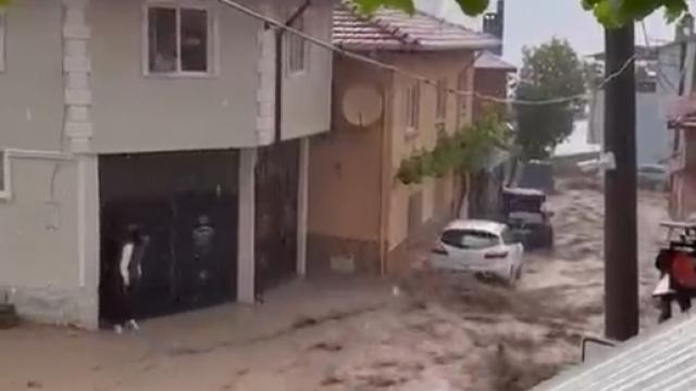 Bursa'da sağanak sele dönüştü: Evleri su bastı, çatı çöktü