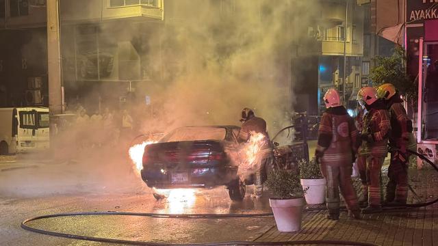 Bursa'da seyir halindeki otomobil alev aldı, kullanılamaz hale geldi