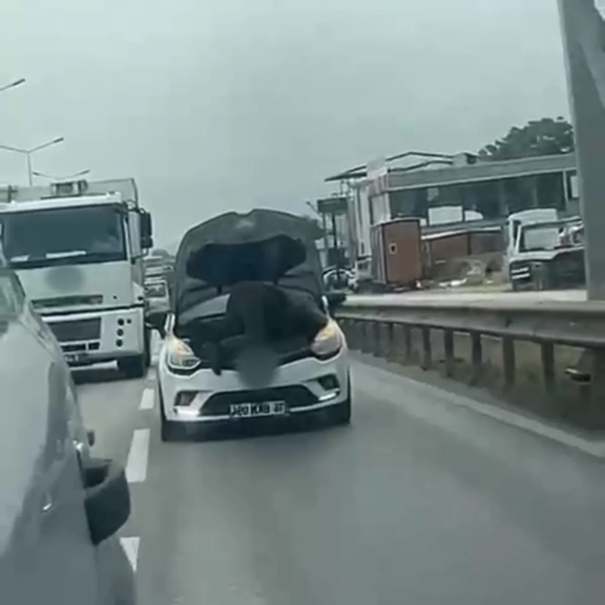Bursa'da Seyir Halindeki Aracın Kaputunu Açtı: Tehlikeli Tamir Kamerada