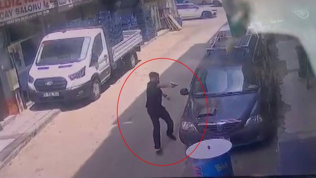 Bursa'da sokak ortasında silahlı saldırı: Yoldan geçen de vuruldu