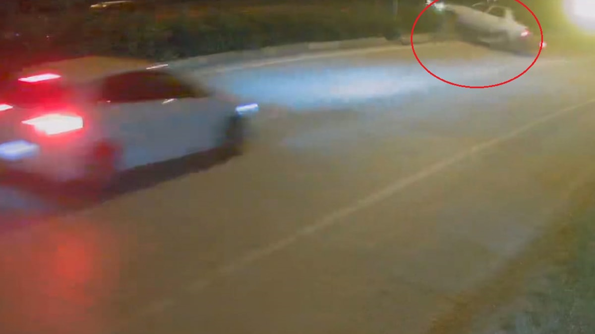 Bursa'da takla atan otomobil sürücüsünü esnaf kurtardı