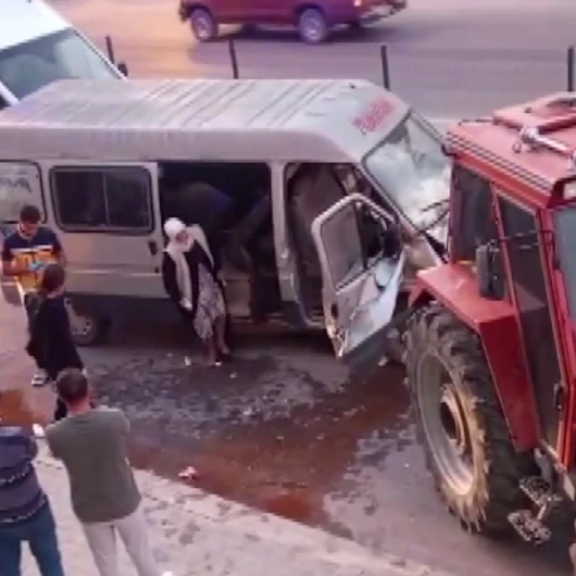 Bursa'da Tarım İşçilerini Taşıyan Minibüs Traktöre Çarptı: 10 Yaralı