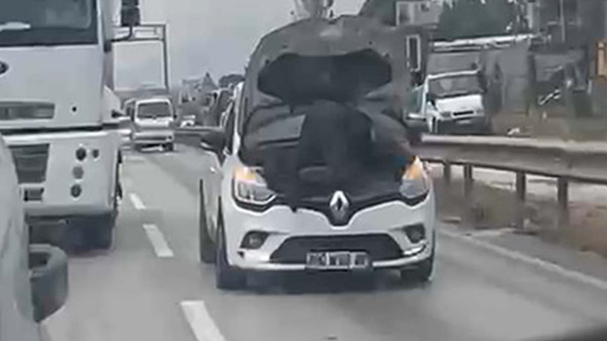 Bursa'da Trafikte Şaşkına Çeviren Olay: Seyir Halinde Motor Tamiri