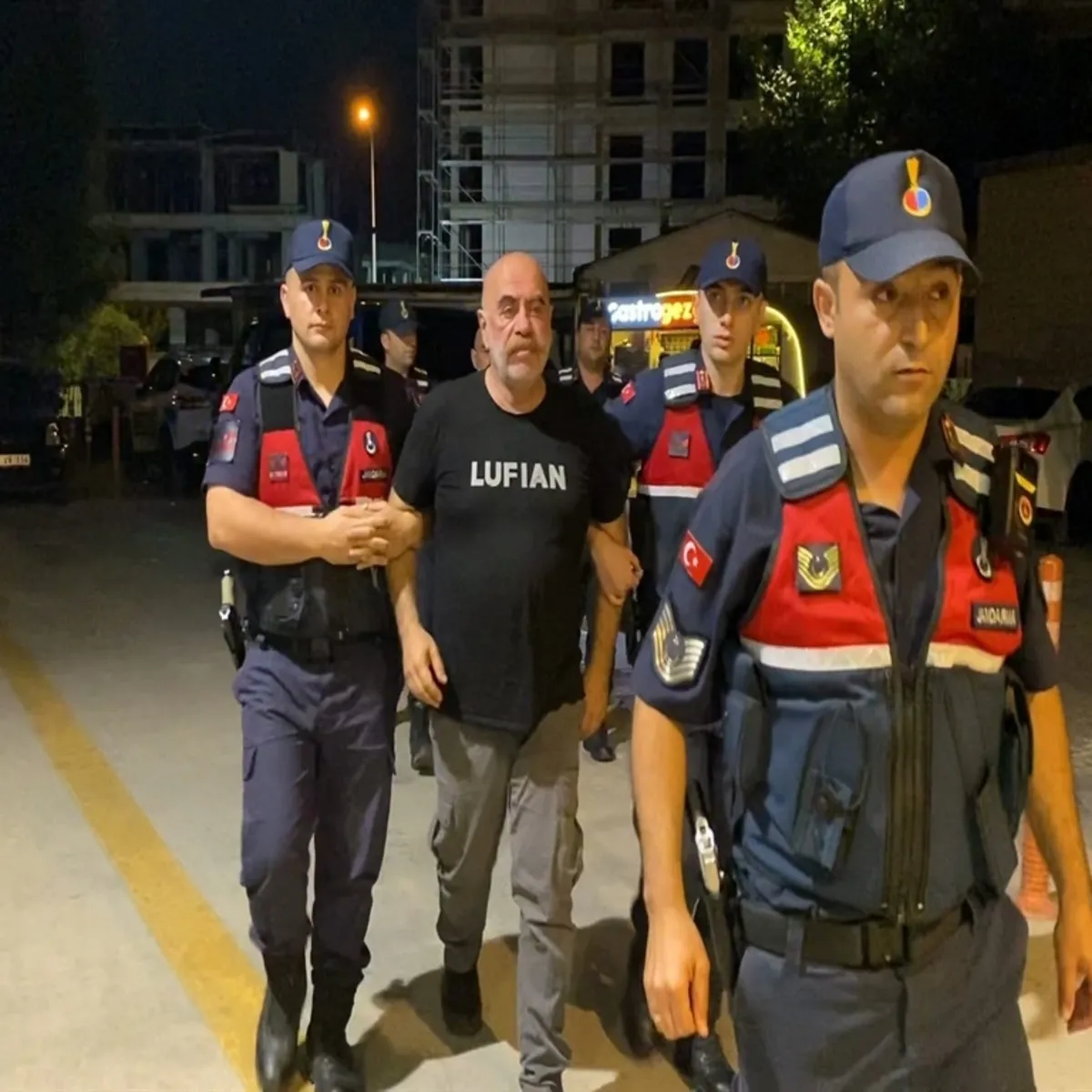 Bursa'da uyuşturucu operasyonu: Yönetmen Ezel Akay ve kardeşi gözaltında