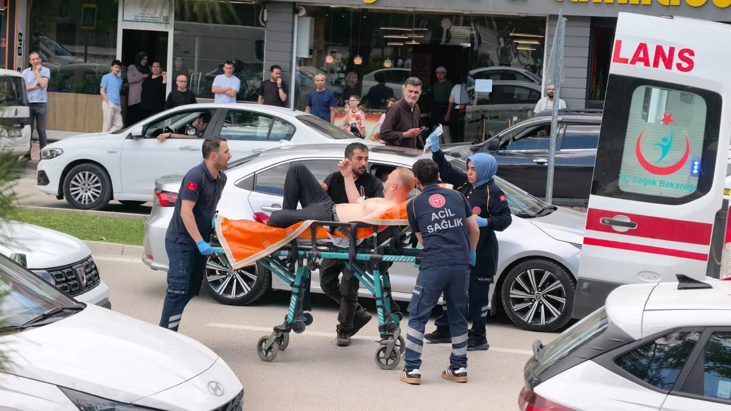 Bursa'da yol verme kavgası: Bıçaklı saldırıda 5 yaralı, polis de aralarında