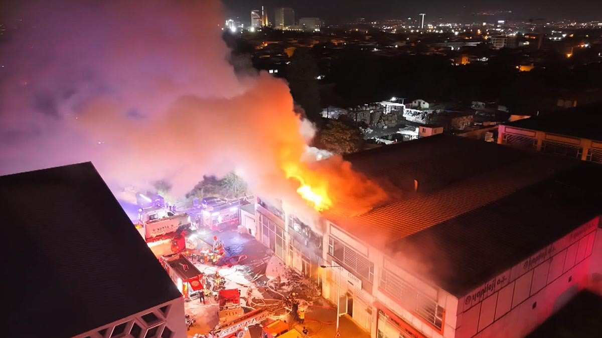 Bursa'daki Yumurta İşletmesinde Yangın: 1 İtfaiyeci Dumandan Etkilendi