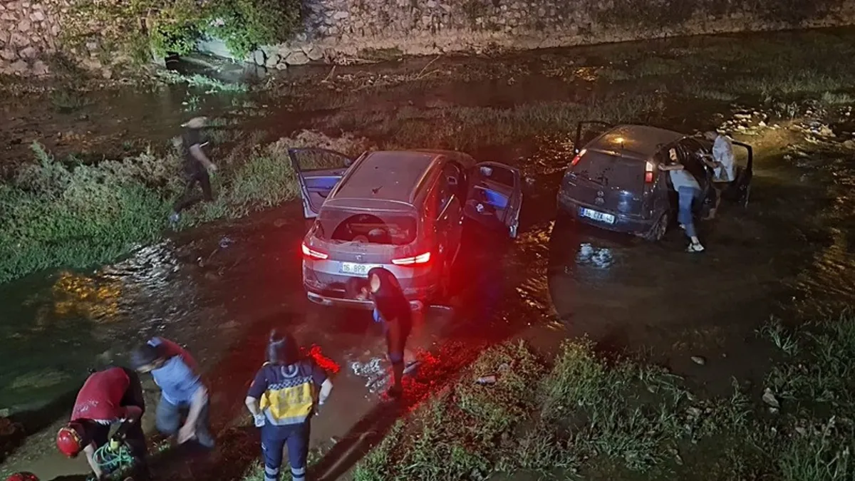 Bursa'da dehşet: Makas atan sürücü 2 arabayı dereye uçurdu