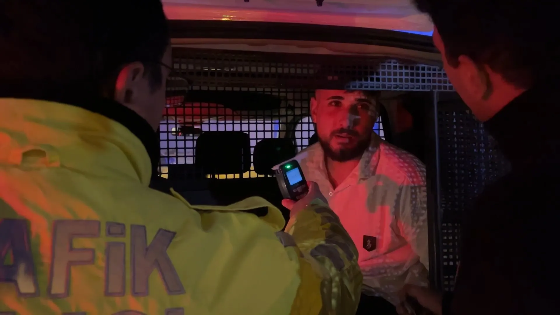Bursa'da Alkollü Sürücü Polisten Kaçarken Trafik Lambasına Çarptı: 420 Bin TL Ceza