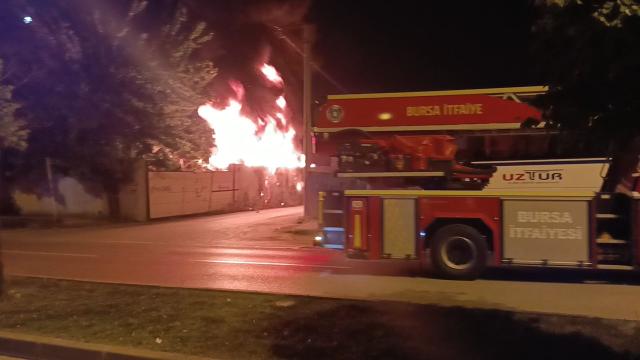 Bursa'da geri dönüşüm tesisi küle döndü