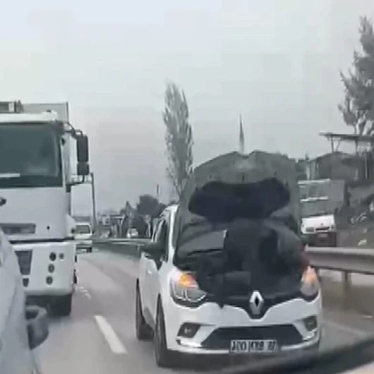 Bursa'da Otomobilin Kaputunda Seyahat Eden Şahıs Kamerada