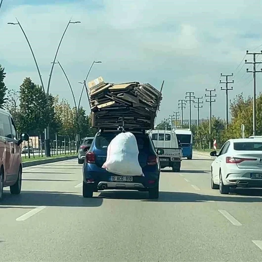 Bursa'da Otomobilin Üzerine Karton Yükleyen Sürücü Trafikte Tehlike Saçtı