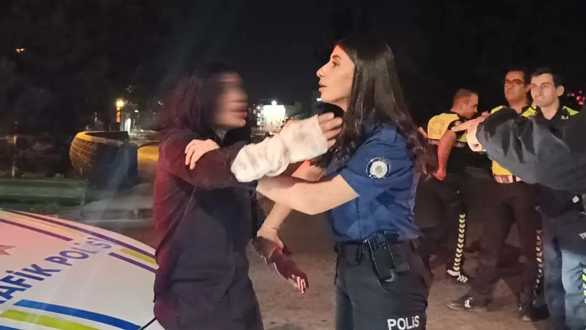 Bursa'da polise saldıran kadın: 'Sanatçıyım ben' deyip gazetecilere tükürdü