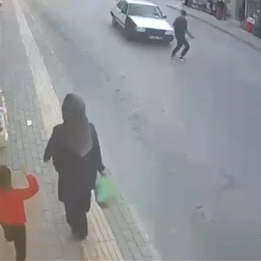 Bursa'da Yanlayarak Caddeye Çıkan Tofaş, Yayaya Çarptı