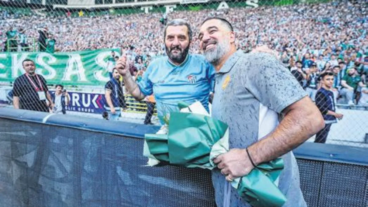 Bursaspor ile Shakhtar Donetsk 0-0 Berabere, Arda Turan'a Sevgi Gösterisi