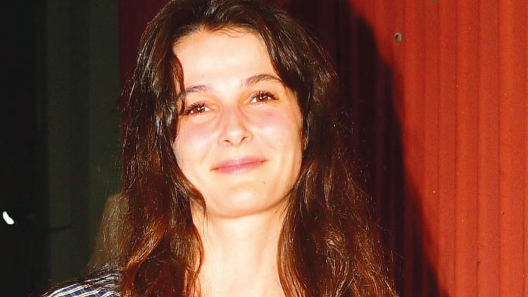 Büşra Develi'den Kadın Oyunculara Güzellik Baskısına Tepki