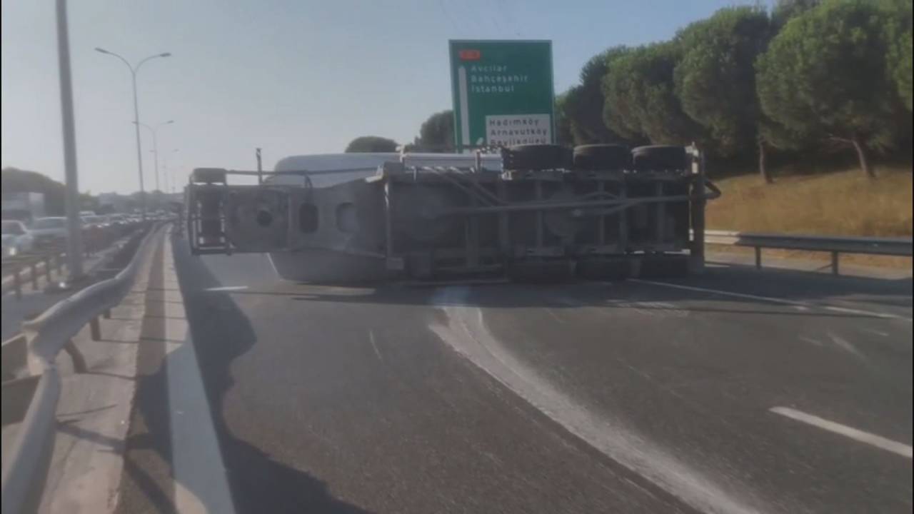 Büyükçekmece'de Beton Tankeri Devrildi: TEM Otoyolu'nda Trafik Felç Oldu