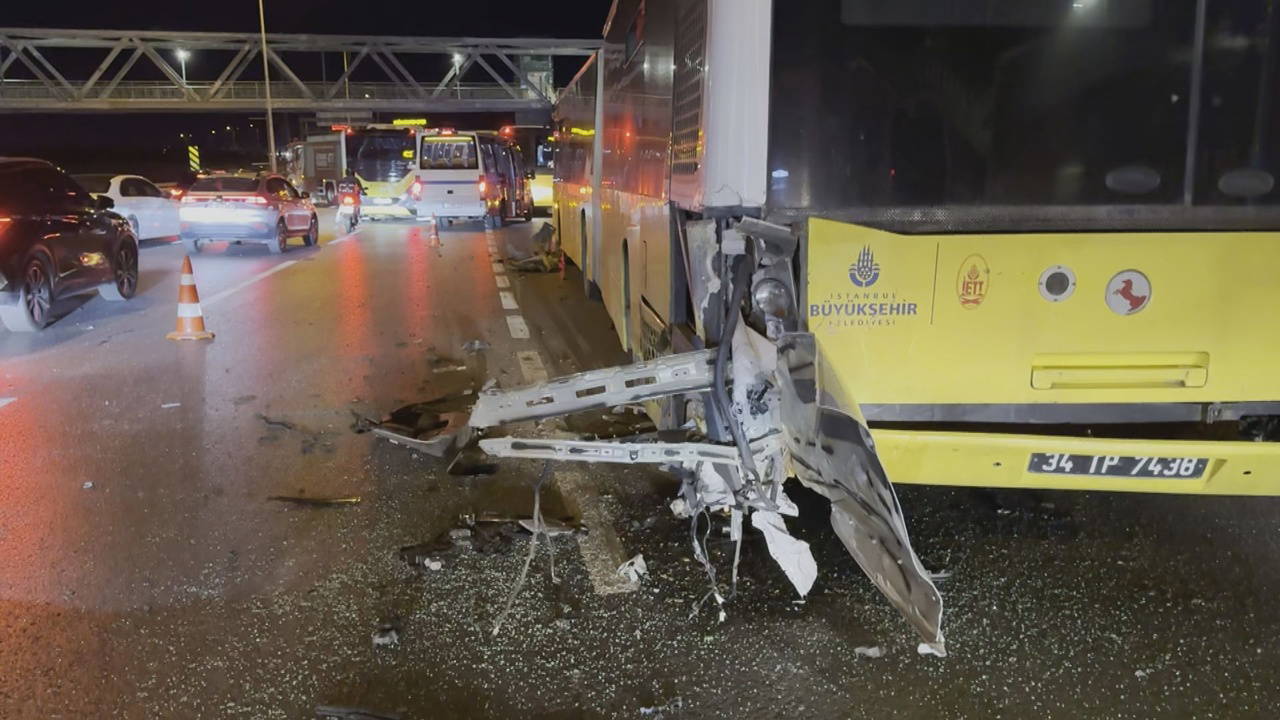 Büyükçekmece'de İETT Otobüsüne Çarpan Otomobil: 3 Yaralı