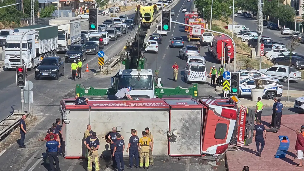 Büyükçekmece'de itfaiye aracı devrildi: 3 yaralı