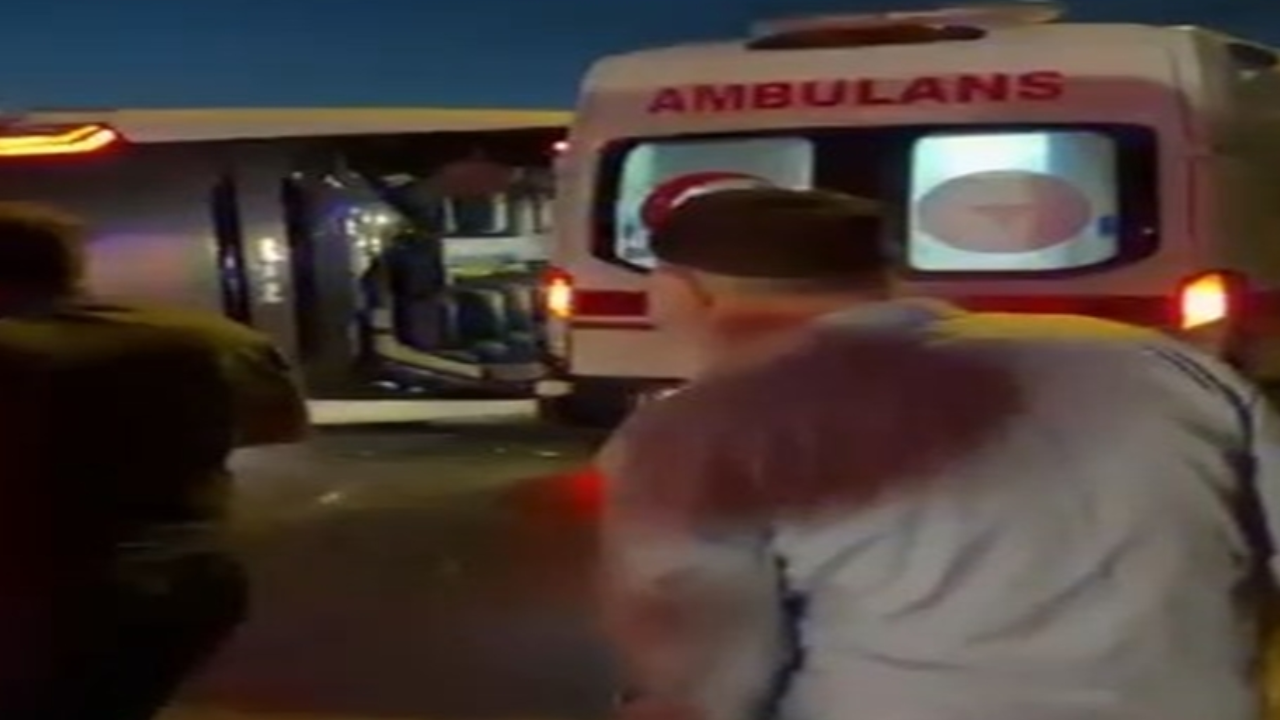Büyükçekmece'de Servis Minibüsü Devrildi: 18 Yaralı