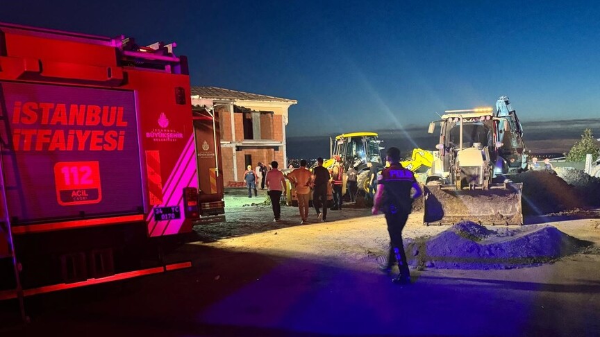 Büyükçekmece'de Toprak Kayması: 2 İşçi Göçük Altında