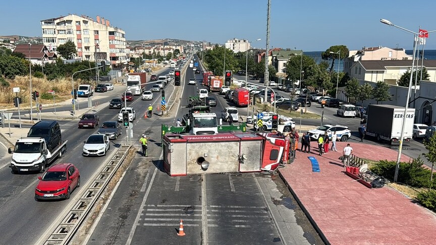 Büyükçekmece'de itfaiye aracı devrildi: 4 yaralı