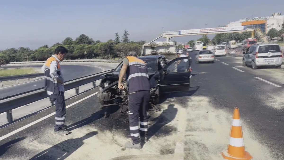 Büyükçekmece'de servis araçları zincirleme kaza yaptı: 4 yaralı