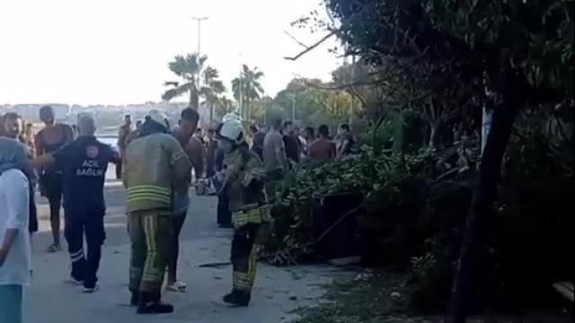 Büyükçekmece'de Toprak Kayması: Ekipler Seferber Oldu