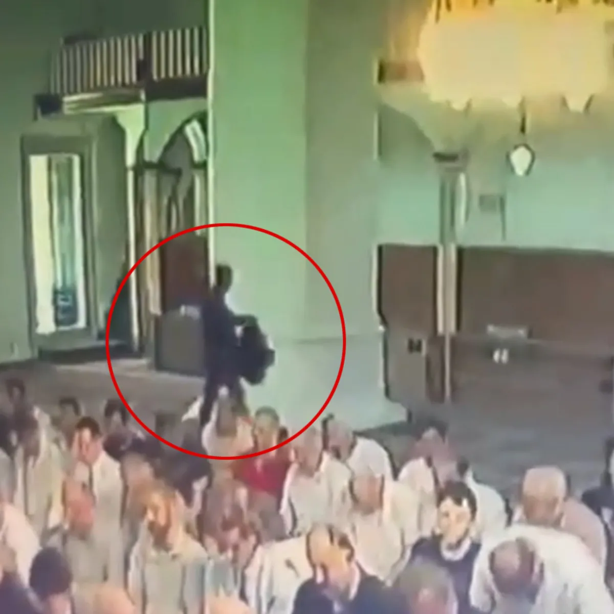 Camide Namaz Kılarken Hayalleri Çalındı: 450 Bin Lira ve Altınları Gitti