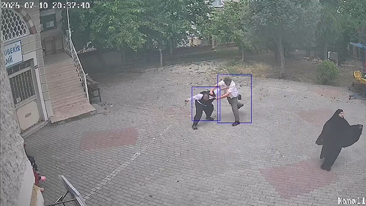 Camide yardım parası kavgası: Müezzine imam saldırısı