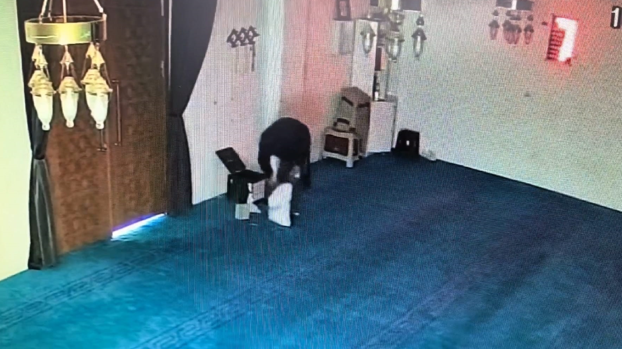 Camideki yardım kutusunu kaldırım taşıyla kırıp 100 bin TL çalan şüpheli yakalandı
