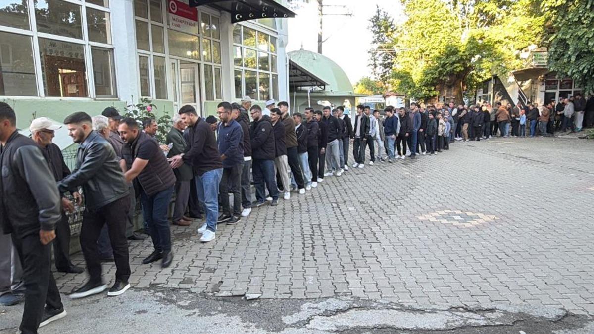 Çanakkale'de asırlık 'bayram halkası' geleneği: 30 dakikada herkes kucaklaştı