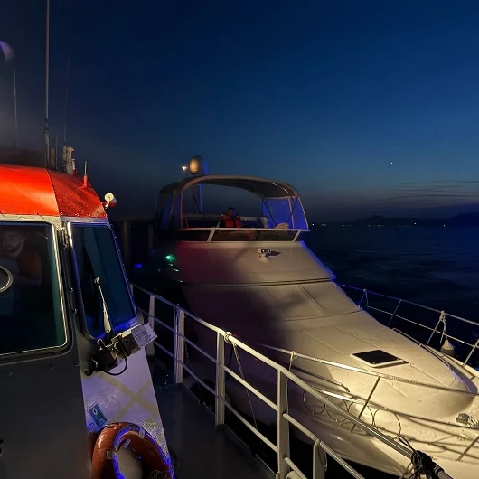 Çanakkale Boğazı'nda 12 Metrelik Tekne Kurtarıldı