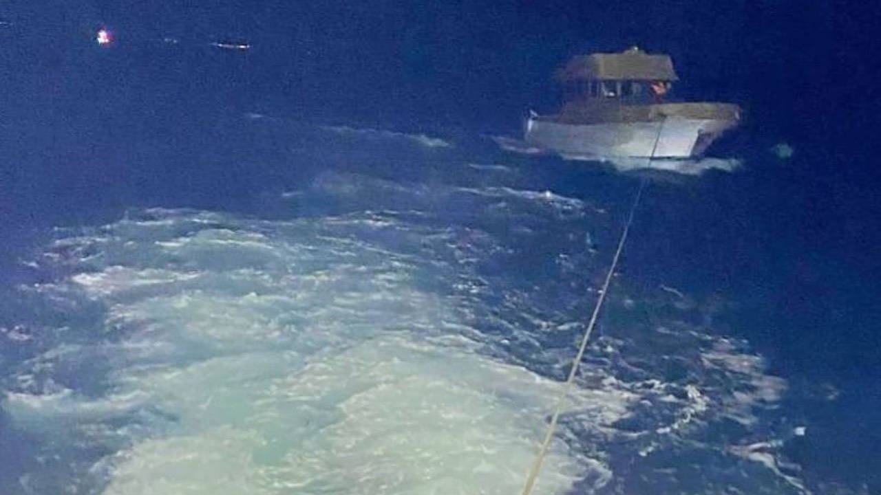Çanakkale Boğazı'nda Sürüklenen Tekne Kurtarıldı: 3 Kişi Güvende
