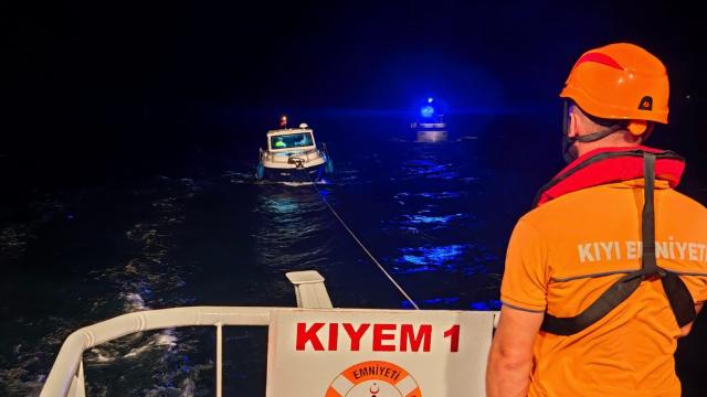 Çanakkale Boğazı'nda arızalanan tekne Kıyı Emniyeti tarafından kurtarıldı